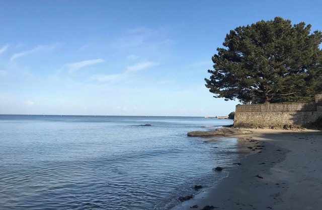 FAMILY HOUSE 15 to 18 persons Bay side 100 m from the beach tel 0662313140