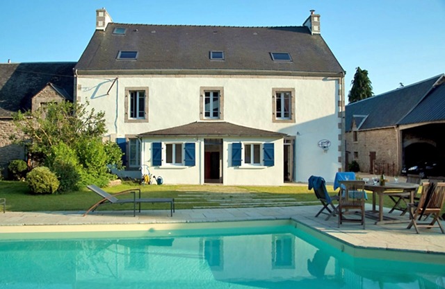 Family holidays near the seaside, in a comfortable farmhouse with swimming pool