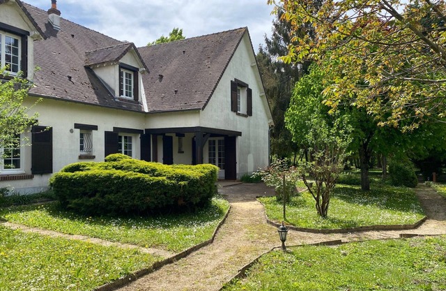 Family home, its park and streams, on the route des Châteaux