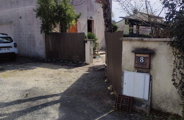 Family home garden terrace BBQ fruit trees games children pets welcome