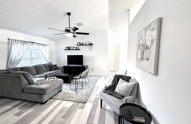 Family Home - Minutes from Springs with King Size Bed and generous amenities!