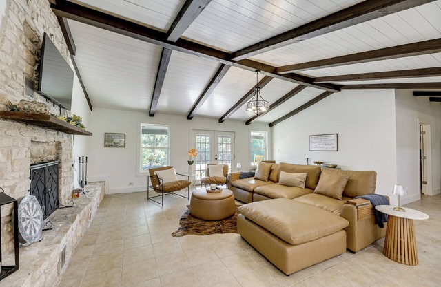 Family Home w/Covered Patio & Grill in La Grange