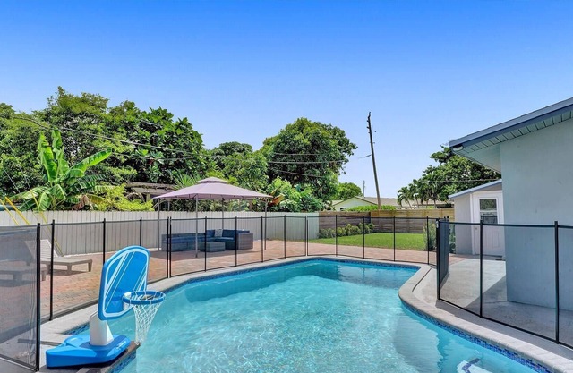Family Home with Pool & BBQ in Pompano