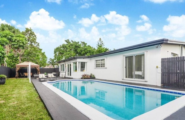Family House w/Pool+Backyard+Nature