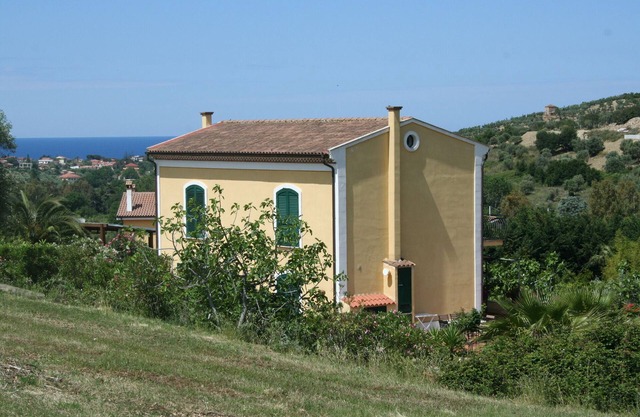 Family-friendly apartment in former winery with sea views