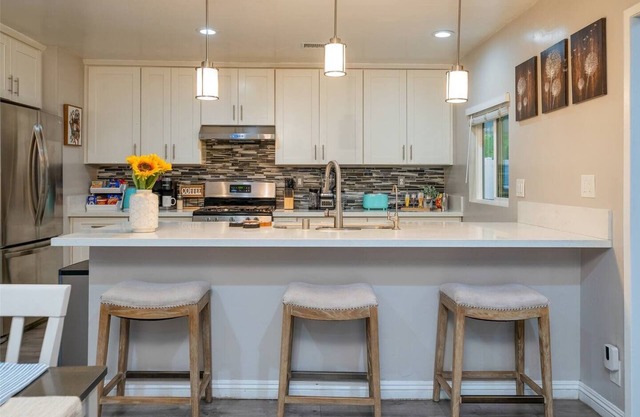 Family Oasis: Modern & Cozy Pet-Friendly Home. Close to Disney