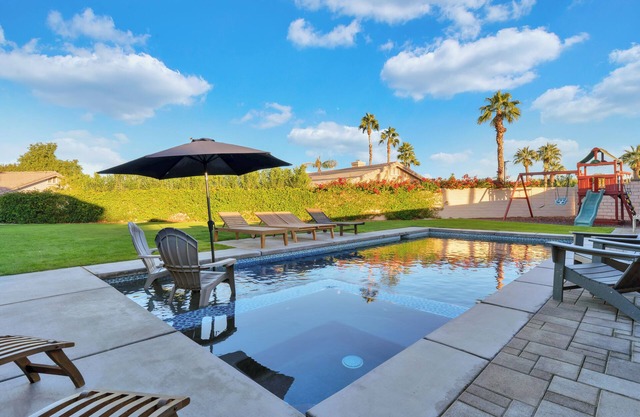 Family Oasis on 1/4 acre! Pool, putting green + swingset! 30 min to Joshua Tree!