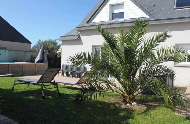 Family Paradise: Spacious House with Heated Pool and Beach Proximity