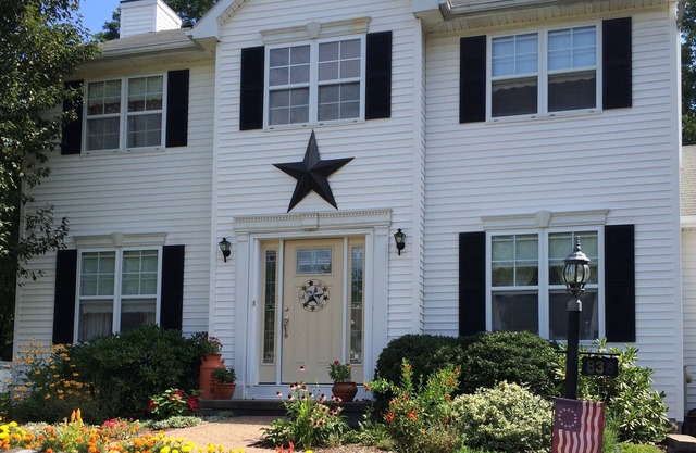 Family & Pet Friendly! Less than 5 miles from down Saratoga & Skidmore College!