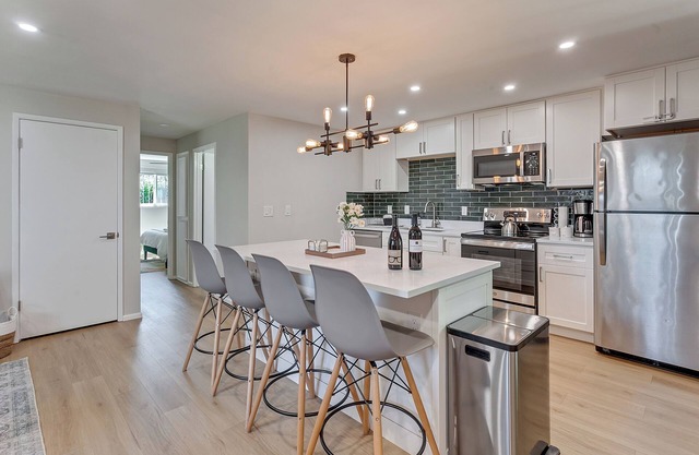 Family & Pet-Friendly 2-bedroom house in walkable Portland w/King bed, AC, WiFi