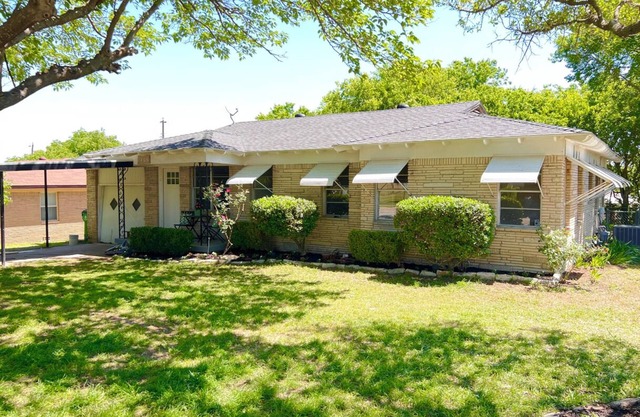 Family-Ready 3BR + Backyard Near the Square