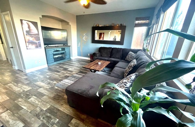 Family Retreat: 3 Kings, Hot Tub, Pets Welcome!