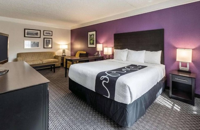 Family Retreat! 4 Pet-Friendly Units, Pool, FREE Breakfast & FREE Parking!