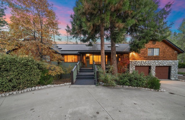 Family Retreat: Near Town, Hot Tub, AC,