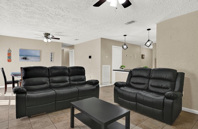 Family Retreat: Patio, RokuTV, Sleeps 10