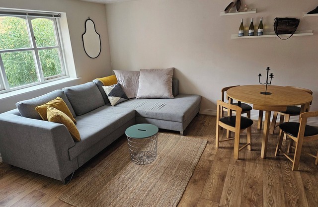 Family sized apt - 5 mins walk to station. Home away from home.