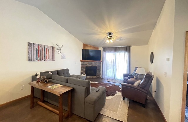 Family sized cozy cabin with yard to play & hot tub- 5 min to town!