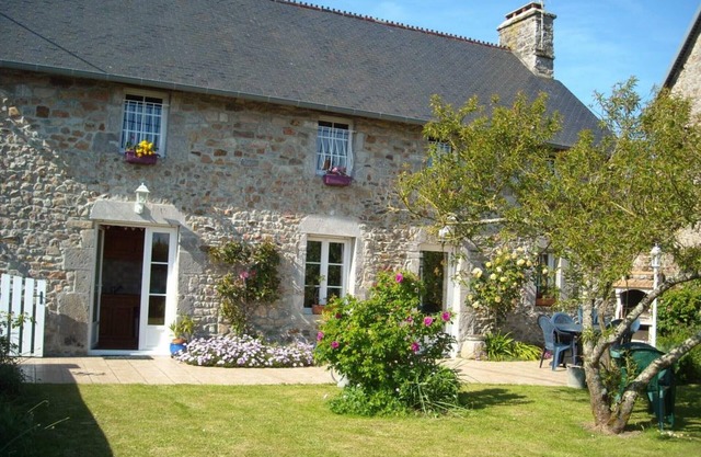 Family stone house with private garden, pets allowed