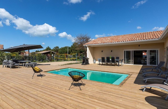 Family villa for 10 people with heated pool close to the ocean.