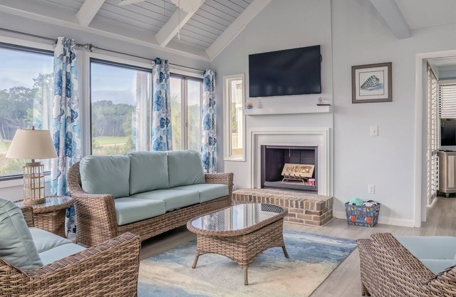 Fantastic 3BR/2BA Sealoft Villa! Close to Beach! Pet Friendly! Neighborhood Pool! Amenity Cards!