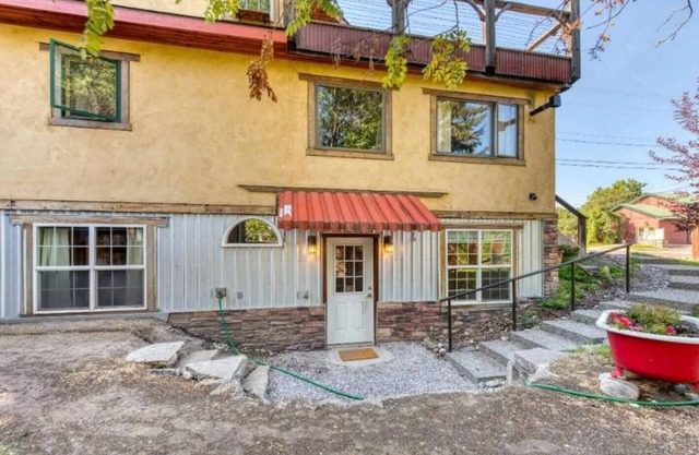 Fantastic Basement Bungalow close to downtown - Riverfront Neighborhood