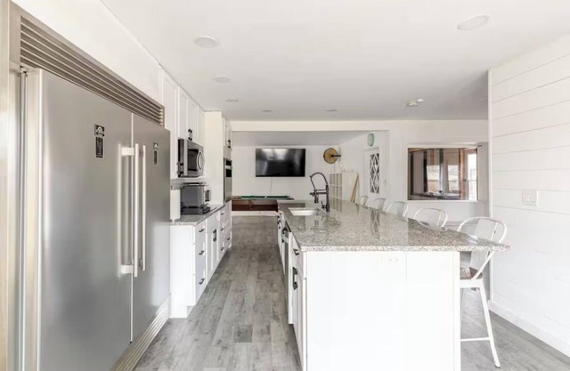 Fantastic Brickhouse sleep 12 plus, near MSU, Bass pro, Springfield downtown!