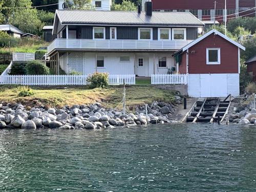 Fantastic house with seafront property in Gryllefjord