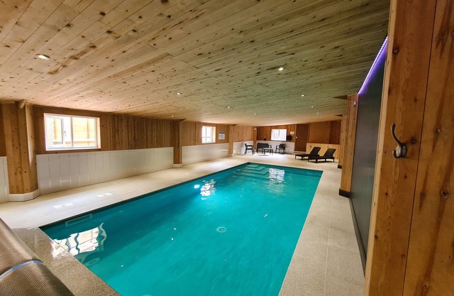 Fantastic panoramic views, beautiful Peak District Cottage with Indoor Pool