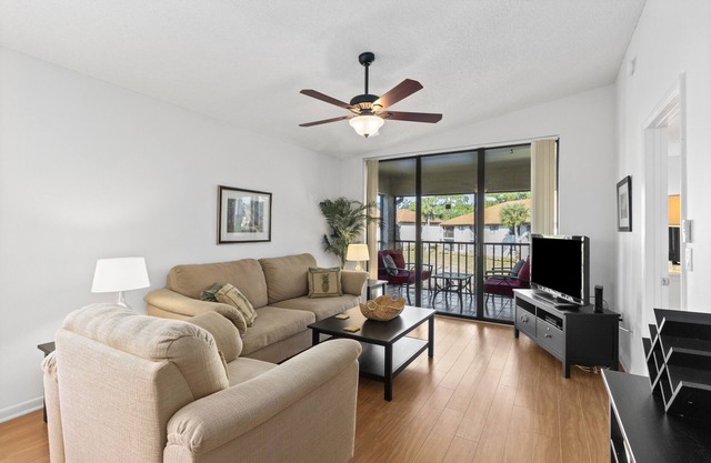 Fantastic Shorewalk Vacation 2 bed/2 bath condo/Lake view/close to IMG, beaches
