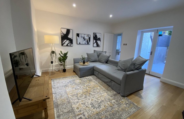 Fantastic Spacious Garden Flat With Own Private Entrance n