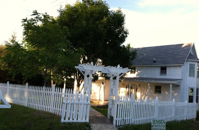 Far West House: Beautiful turn of the Century Farmhouse, totally re-modeled.