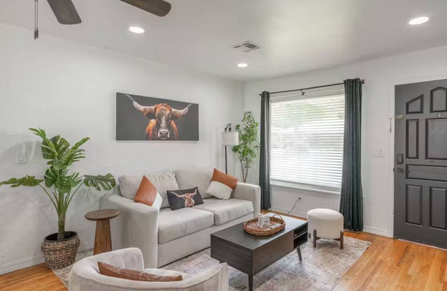 Farm House - 1 min to Integris/State Fair/downtown