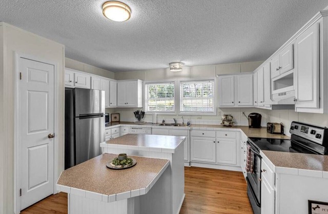 Farm Retreat With Beautiful Views and Animals!