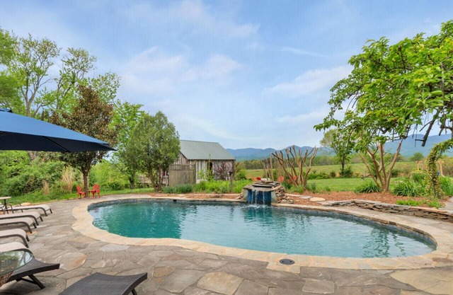 Farmhouse getaway for family vacations and friend retreats - heated pool, amazing views, close to wineries/breweries