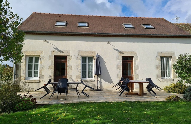 Farmhouse Retreat in Scenic Gâtinais - Spacious, Accessible & Eco-Friendly