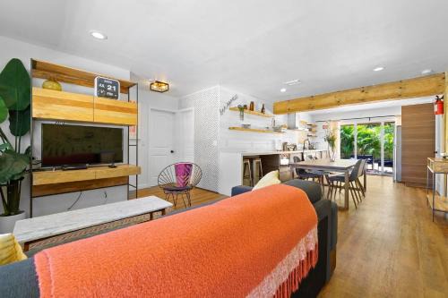 Farmhouse style Home- near Hollywood Beach/Hot Tub!