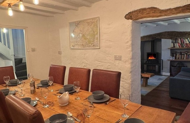 Farmhouse w/fire pit, log burner, stunning views & dining room