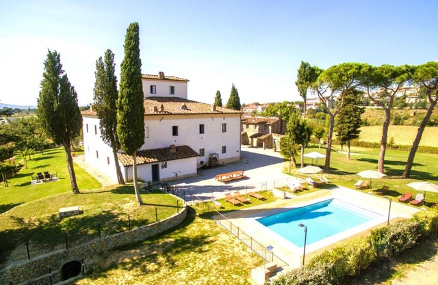 Farmhouse with swimming pool surrounded by greenery just 20 minutes from Arezzo