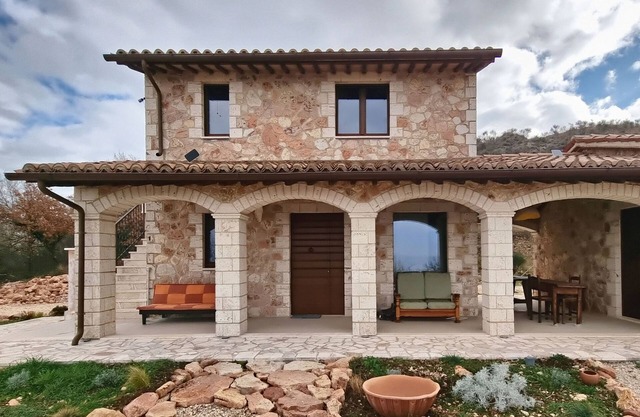 Farmhouse with panoramic views surrounded by forest in the center of Umbria