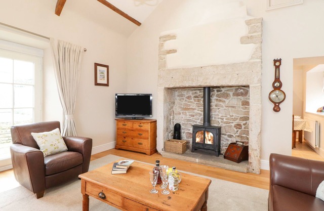 FARNELEA, pet friendly, character holiday cottage in Seahouses