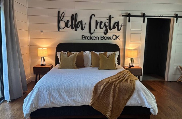 Favorite Luxury Getaway - come, relax & recharge, hot tub, near lake