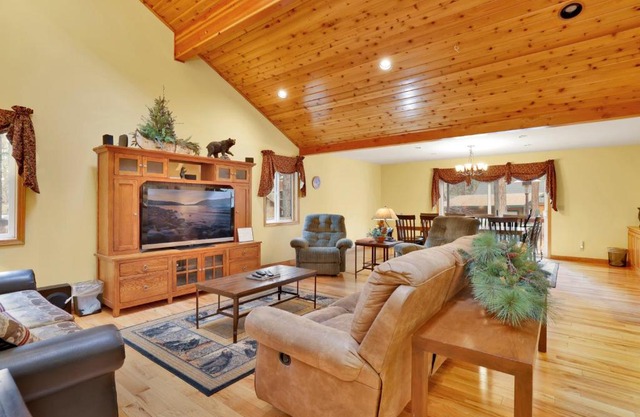 Fawnskin Log Cabin- Luxurious Group Log Cabin Estate- Hot Tub- Walk to Lake