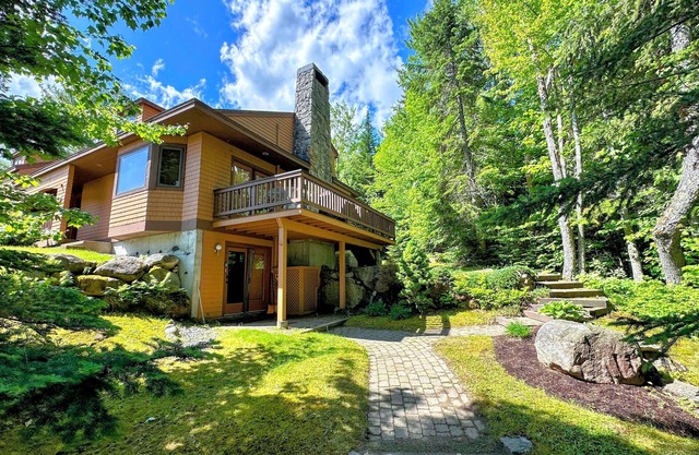 FC43 Renovated cozy spacious cottage with AC, air hockey, wifi close to ski trails!