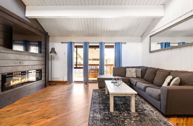 Feet Away From Slopes Modern Snow Summit Cabin