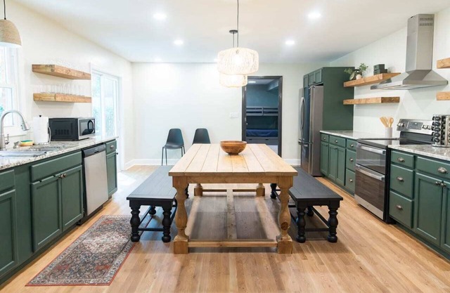 Fenced In|10 Min To DT|Sleeps 14|Walk In Shower