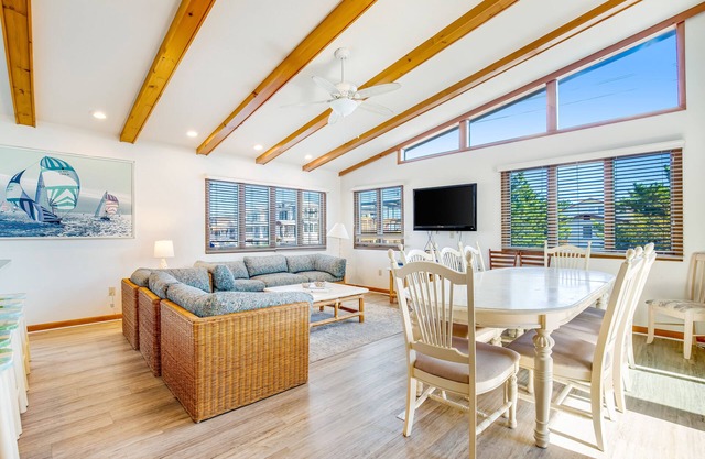 Fenwick Island spacious beach house with deck, W/D & full kitchen - dog-friendly