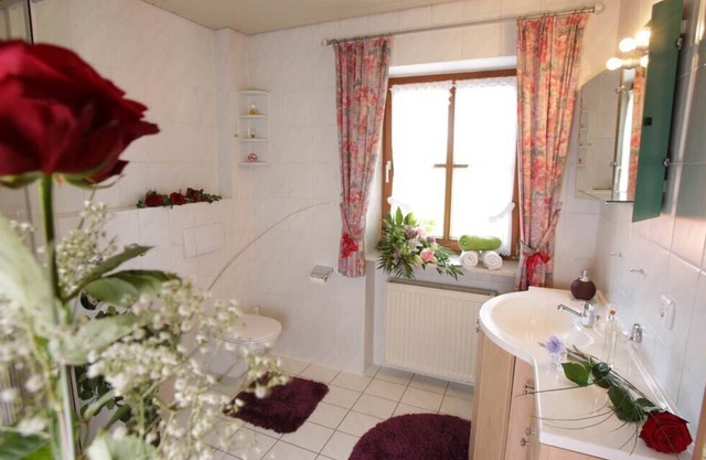 Ferienwohnung 1 Hochstaufen, 60qm OG, 2 Schlafräume, Wohnraum m. Küchenzeile,Dusche/WC,Balkon,Sat-TV,WLAN max 5 Personen
