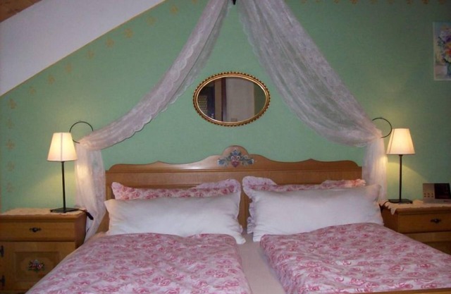 Ferienwohnung für 2 Erwachsene und 3 Kinder, 60 qm, 2. Stock, 2 Schlafzimmer, Wohnzimmer, Küche, SAT-TV, Balkon