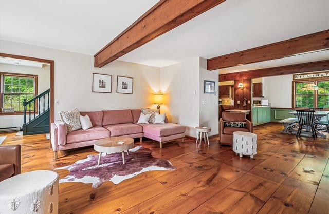 Fern and Fox Chalet, newly renovated pet friendly secluded and private perfect family vacation home