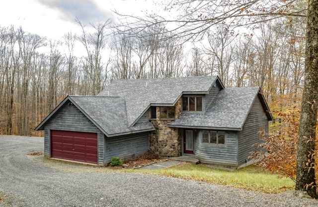 Fern Hollow - 557 Fern LanennFern Hollow - Hot Tub, Wood Fireplace, Dog Friendly